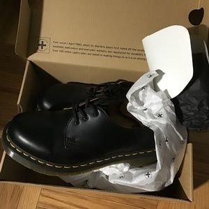WORN ONLY ONCE W/BOX Dr Martens 1461 women size 7